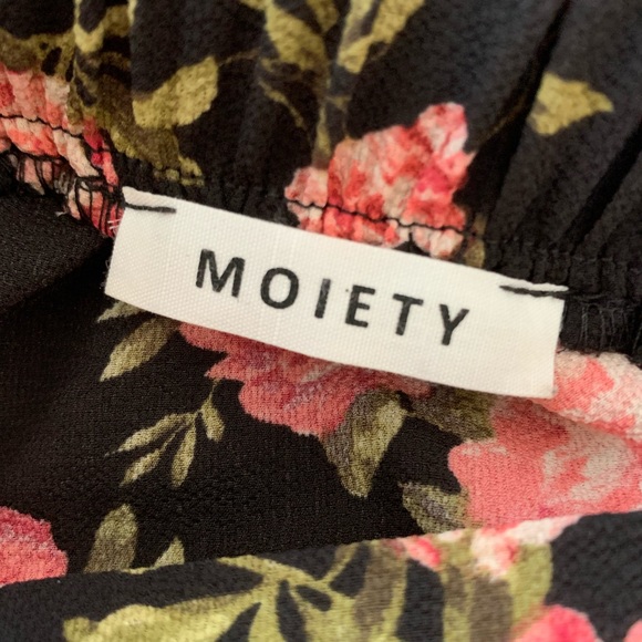 3 for $20 ⭐️ Black Floral off-the-shoulder top - Picture 3 of 6